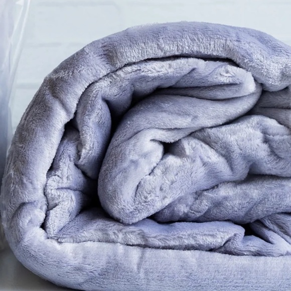 DUSK & DAWN Lavender Purple Cozy Fleece Throw Blanket - Picture 2 of 5